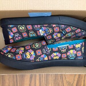 TOMS Women's Black Floral Flats